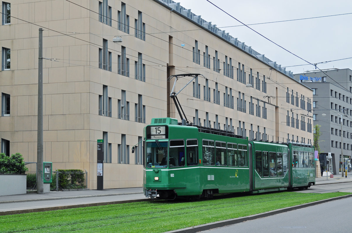 Be 4/6S 663, auf der Linie 15, verlässt die Haltestelle Grosspeterstrasse. Die Aufnahme stammt vom 11.05.2017.