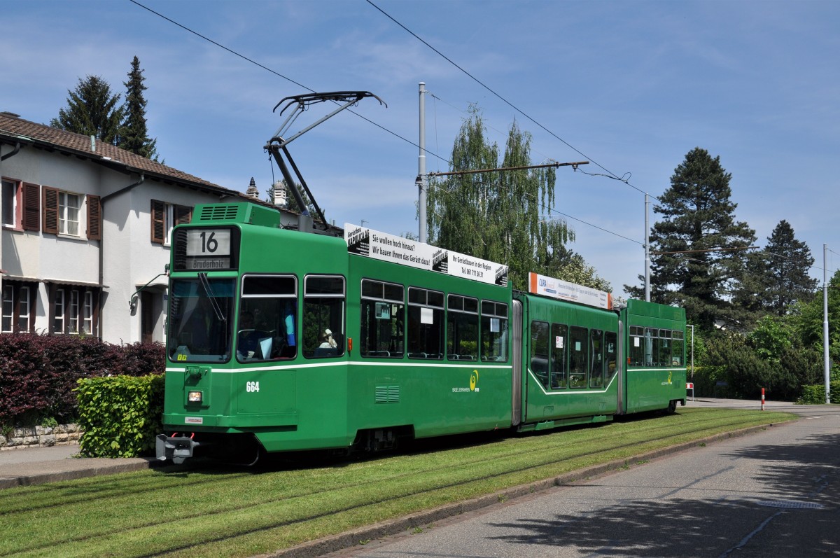 Be 4/6S 664 auf der Linie 16 kurz vor der Endstation auf dem Bruderholz. Die Aufnahme stammt vom 05.05.2014.