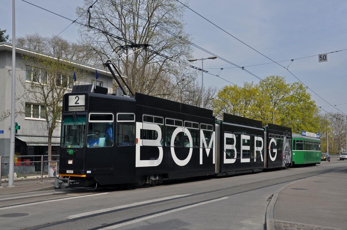 Be 4/6S 666 mit der Bomberg Werbung auf der Linie 2 am ZOO Dorenbach. Die Aufnahme stammt vom 01.04.2014.