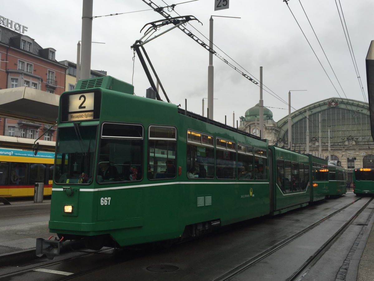 Be 4/6S 667 unterwegs auf der Linie 2 am Bhf. SBB. Die Aufnahme stammt vom 31.12.2015

