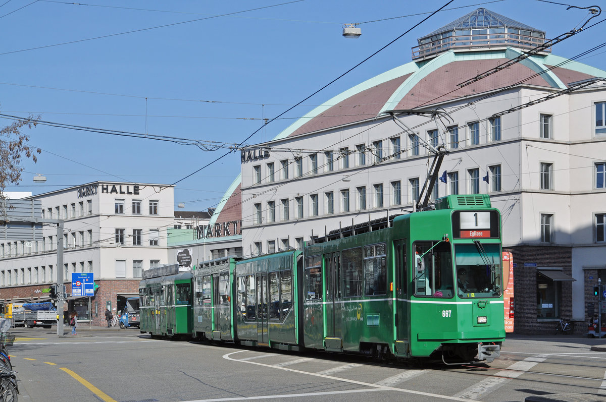 Be 4/6S 667 zusammen mit dem B4S 1485, auf der Linie 1, fährt zur Haltestelle am Bahnhof SBB. Die Aufnahme stammt vom 27.03.2017.
