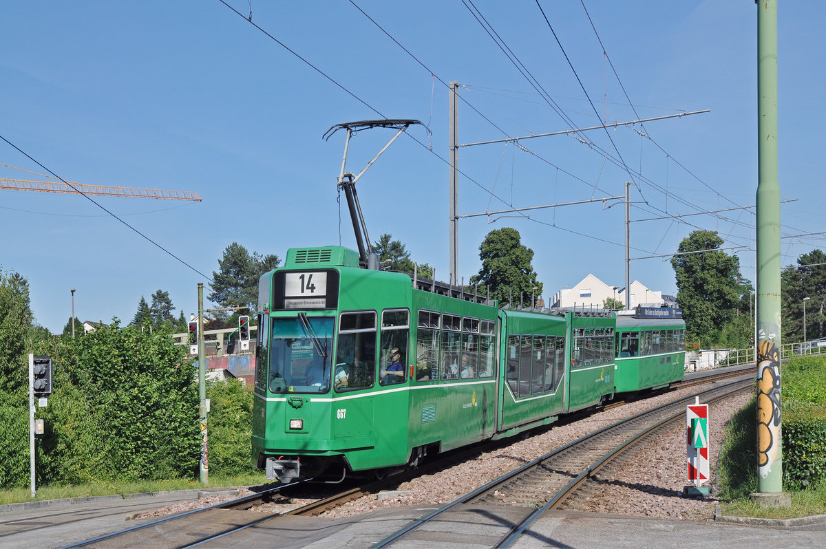 Be 4/6S 667 zusammen mit dem B4S 1485, auf der Linie 14, fahren Richtung Haltestelle St. Jakob. Die Aufnahme stammt vom 17.06.2017.