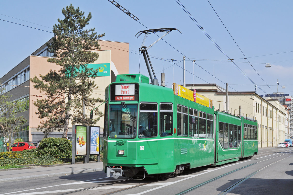 Be 4/6S 668 fährt als Dienstfahrt zur Haltestelle CIBA. Die Aufnahme stammt vom 05.04.2017.