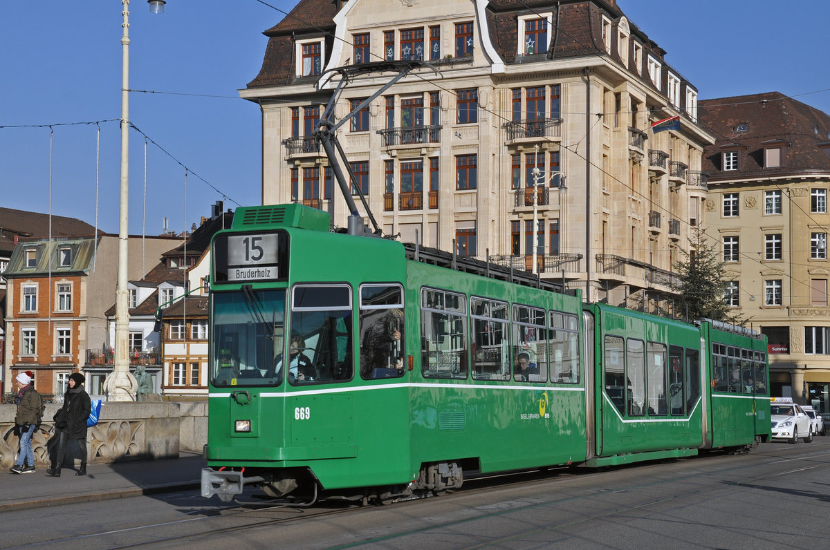 Be 4/6S 669, auf der Linie 15, überquert die Mittlere Rheinbrücke. Die Aufnahme stammt vom 21.12.2016.