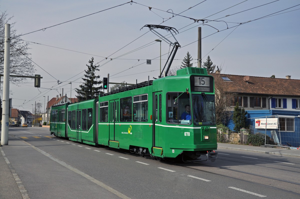 Be 4/6S 670 während der Basler Fasnacht auf der Linie 15 bei der Birsfelder Hard. Die Aufnahme stammt vom 11.03.2014.
