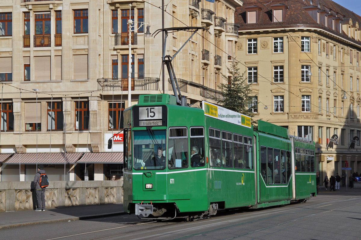 Be 4/6S 671, auf der Linie 15, überquert die Mittlere Rheinbrücke. Die Aufnahme stammt vom 08.12.2016.