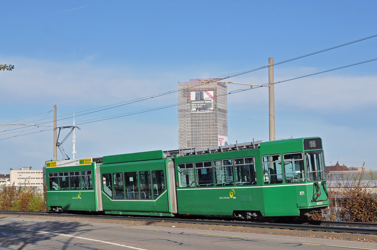 Be 4/6S 671 ist eben aus dem Depot Dreispitz ausgefahren und setzt an der Heiliggeistkirche auf der Linie 16 ein. Hier fährt der Wagen zur Haltestelle Münchensteinerstrasse. Die Aufnahme stammt vom 20.11.2016.