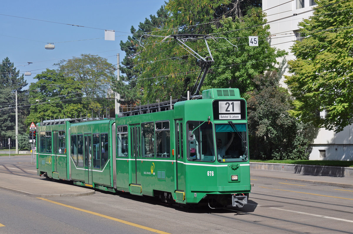 Be 4/6S 676, auf der Linie 21, verlässt die Haltestelle CIBA. Die Aufnahme stammt vom 29.08.2017.