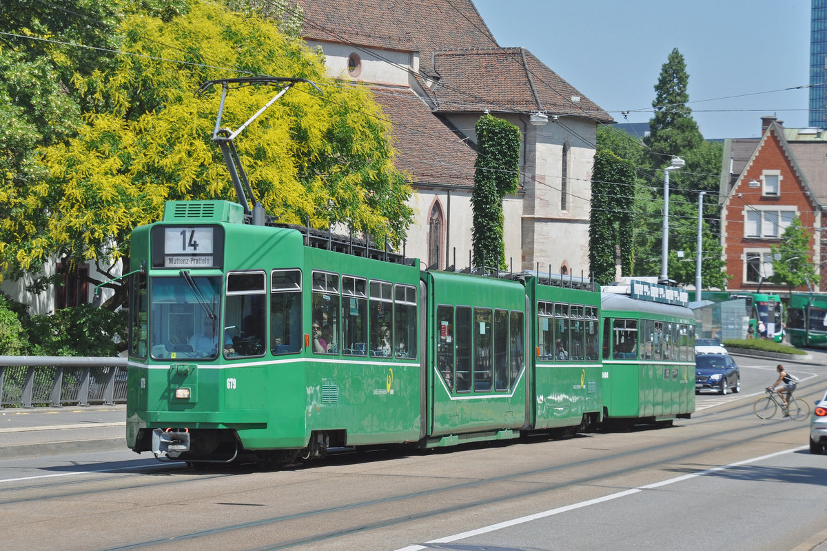 Be 4/6S 679 zusammen mit dem B4S 1484, auf der umgeleitetem Linie 14, überqueren die Wettsteinbrücke. Die Aufnahme stammt vom 19.06.2017.