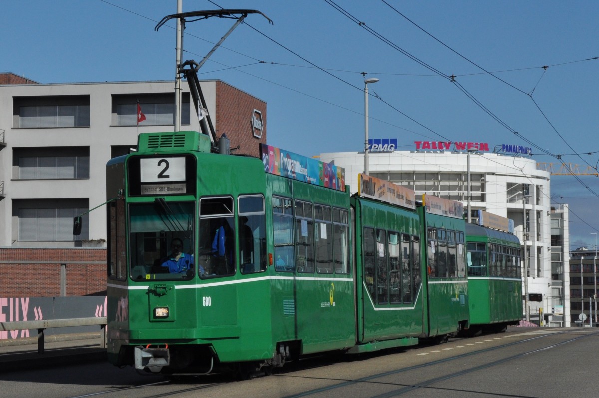 Be 4/6S 680 auf der Linie 2 kurz vor der Haltestelle IWB. Die Aufnahme stammt vom 23.02.2014.