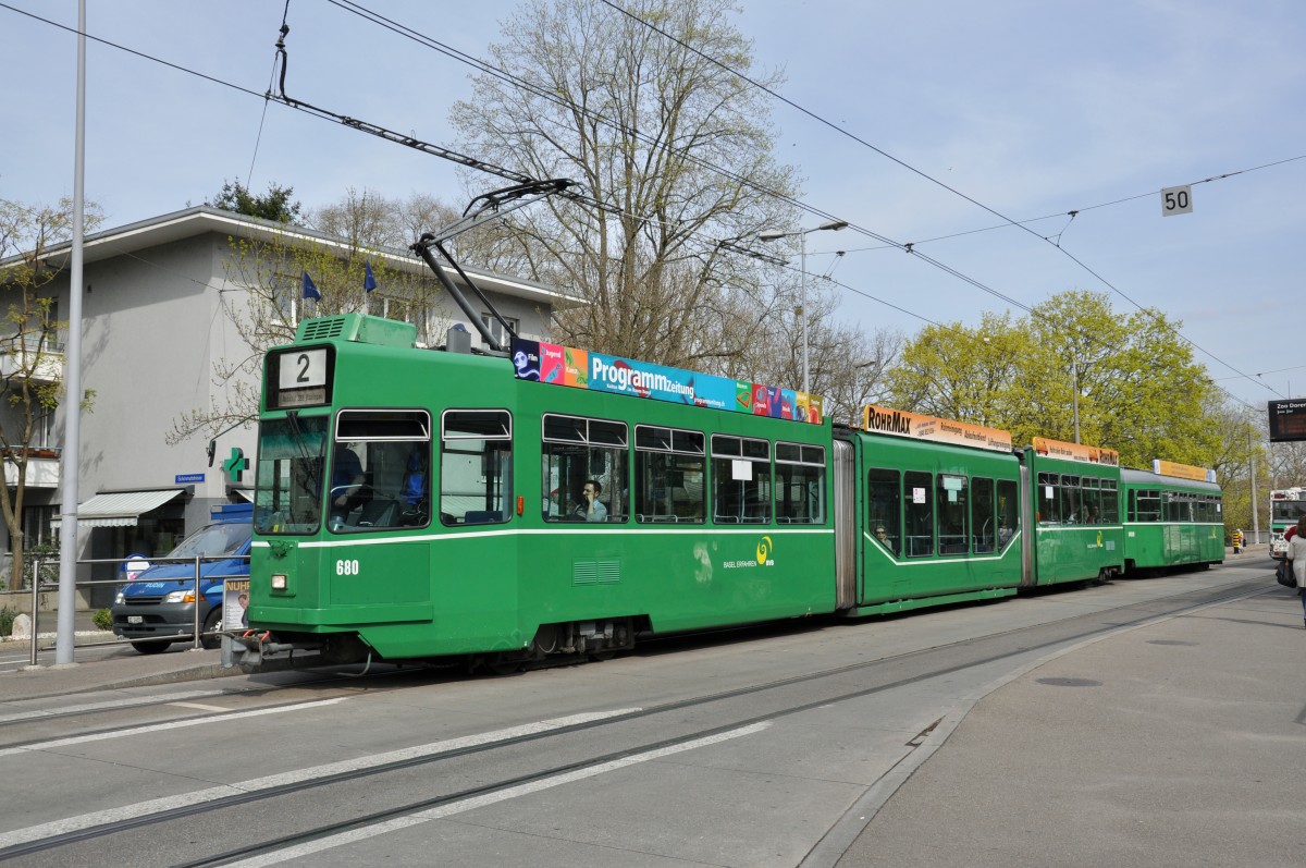 Be 4/6S 680 und der B 1499 auf der Linie 2 an der Haltestelle Zoo Dorenbach. Die Aufnahme stammt vom 01.04.2014.