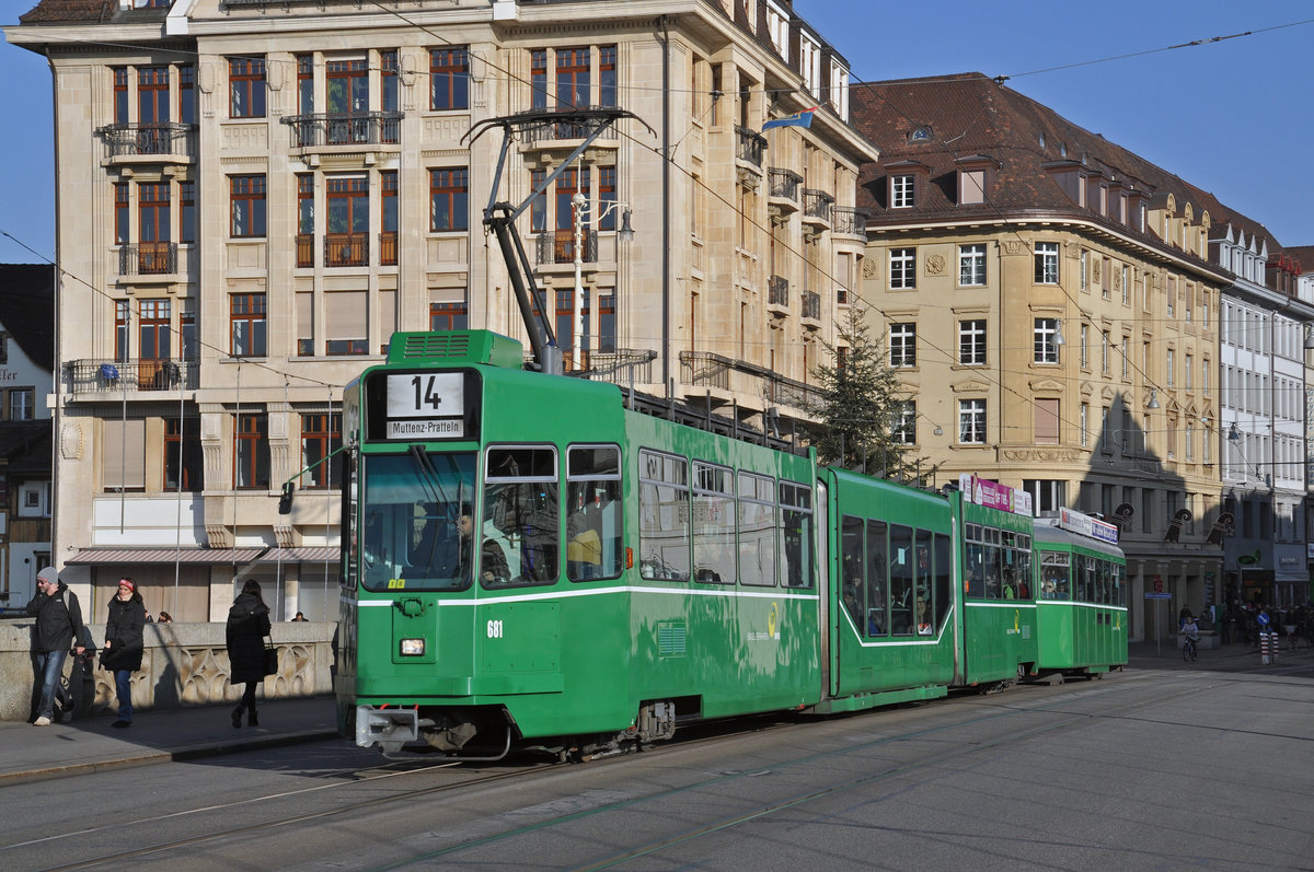 Be 4/6S 681 zusammen mit einem B4S, auf der Linie 14 überqueren die Mittlere Rheinbrücke. Die Aufnahme stammt vom 21.12.2016.