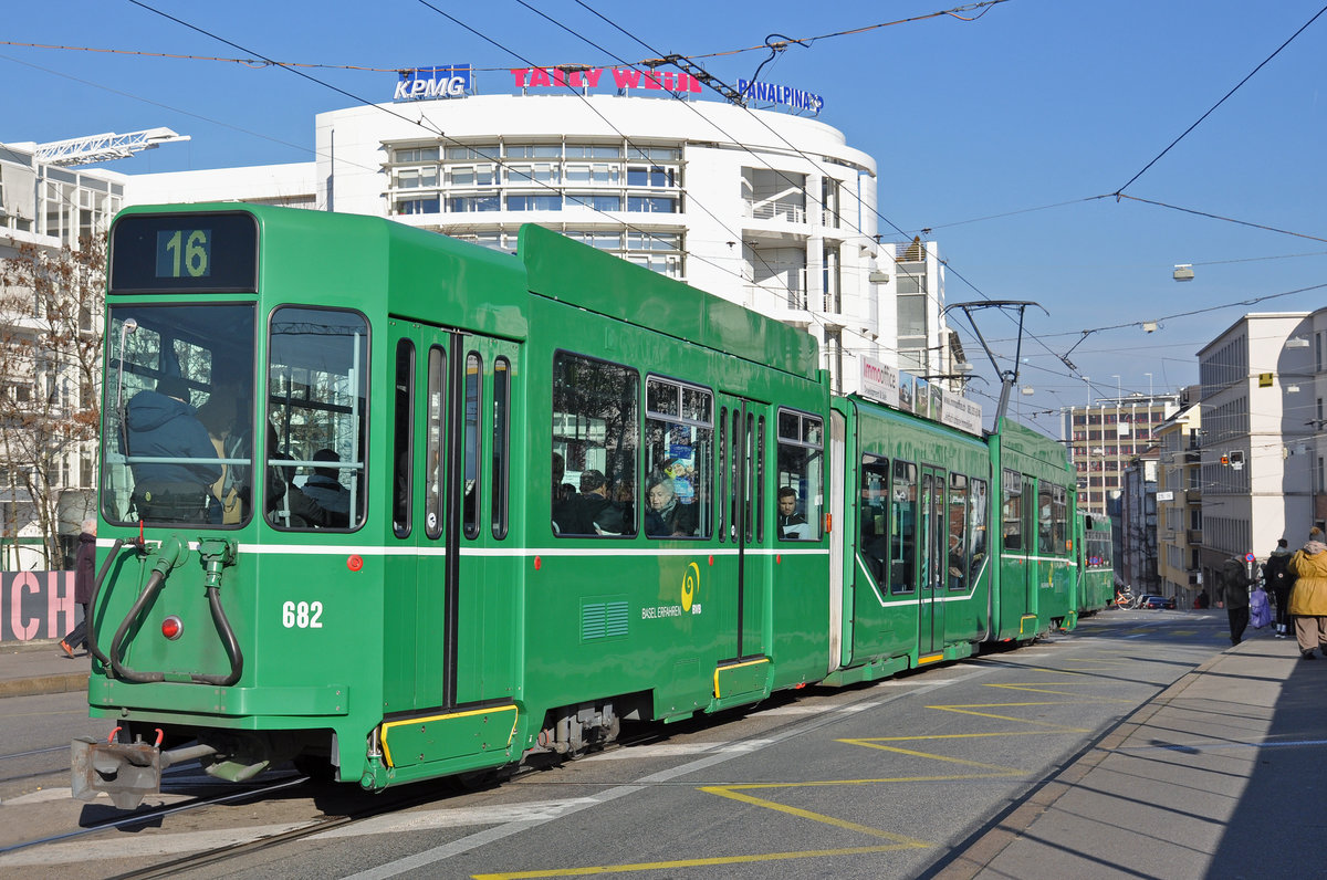 Be 4/6S 682, auf der Linie 16, bedient die Haltestelle an der Markthalle. Die Aufnahme stammt vom 30.11.2016.