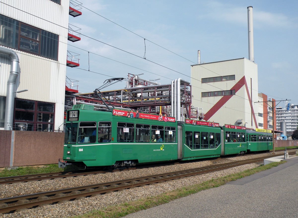 Be 4/6S 684 und der B 1430 auf der Linie 14 fahren zur Haltestelle Ksteli. Die Aufnahme stammt vom 26.09.2013.