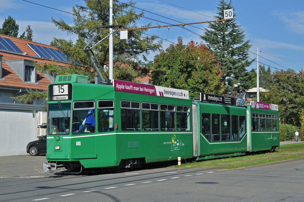 Be 4/6S 685, auf der Linie 15, fährt zur Endstation auf dem Bruderholz. Die Aufnahme stammt vom 02.10.2016.