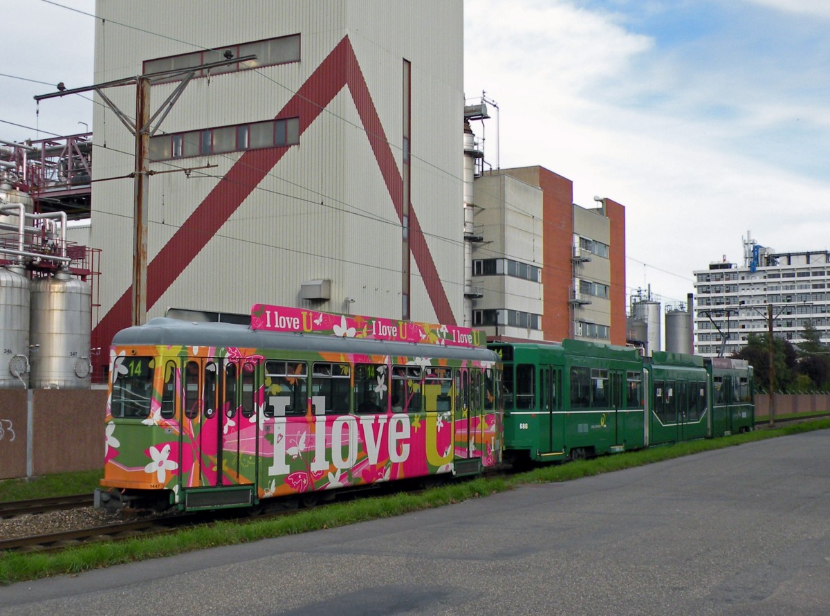 Be 4/6S 686 und der B 1447 mit der U-Abo Vollwerbung fhrt Richtung Haltestelle Gempenstrasse auf der Linie 14. Die Aufnahme stammt vom 18.10.2013.