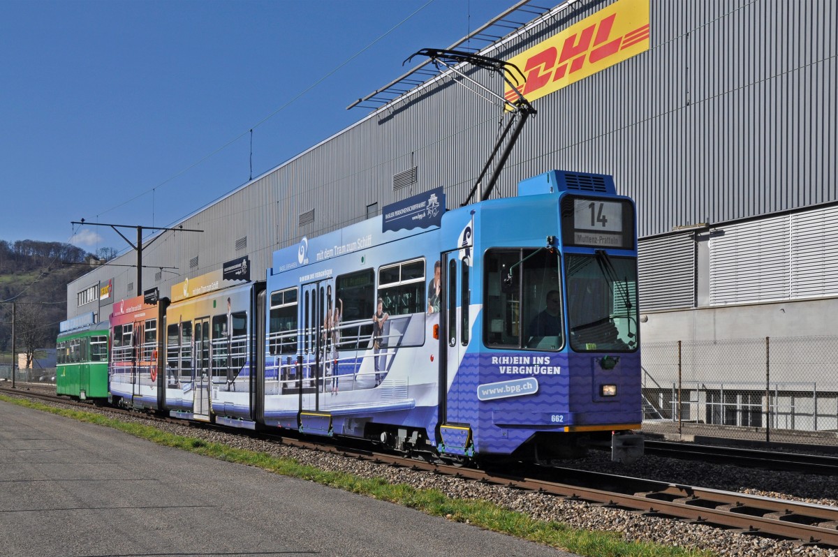 Be 4/6S mit der Bertiebsnummer 662 und der Vollwerbung für die Basler Personenschifffahrt zusammen mit dem B 1437 auf der Linie 14 kurz vor der Haltestelle Kästeli. Die Aufnahme stammt vom 12.02.2014.