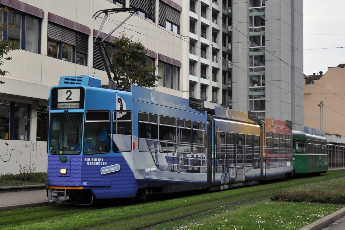 Be 4/6S mit der Bertiebsnummer 662 und der Vollwerbung für die Basler Personenschifffahrt zusammen mit dem B 1437 auf der Linie 1 kurz vor der Haltestelle Gewerbeschule. Die Aufnahme stammt vom 27.02.2014.