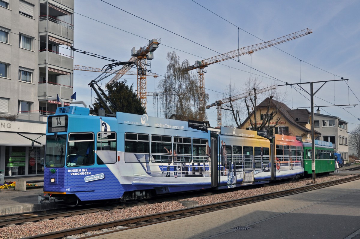 Be 4/6S mit der Betriebsnummer 662 und der Vollwerbung für die Basler Personenschifffahrt zusammen mit dem B 1437 auf der Linie 14 an der Endstation in Pratteln. Die Aufnahme stammt vom 25.03.2014.