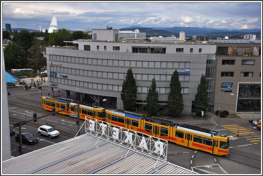 Be 4/8 + Be 4/6 der Linie 10 am Dreispitz und Roche-Tower im Hintergrund. (05.09.2015)