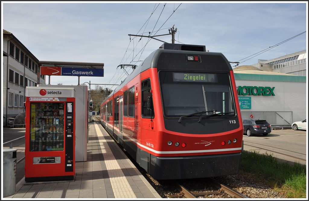 Be 4/8 113 bei der Haltestelle Langenthal Gaswerk. (15.04.2015)