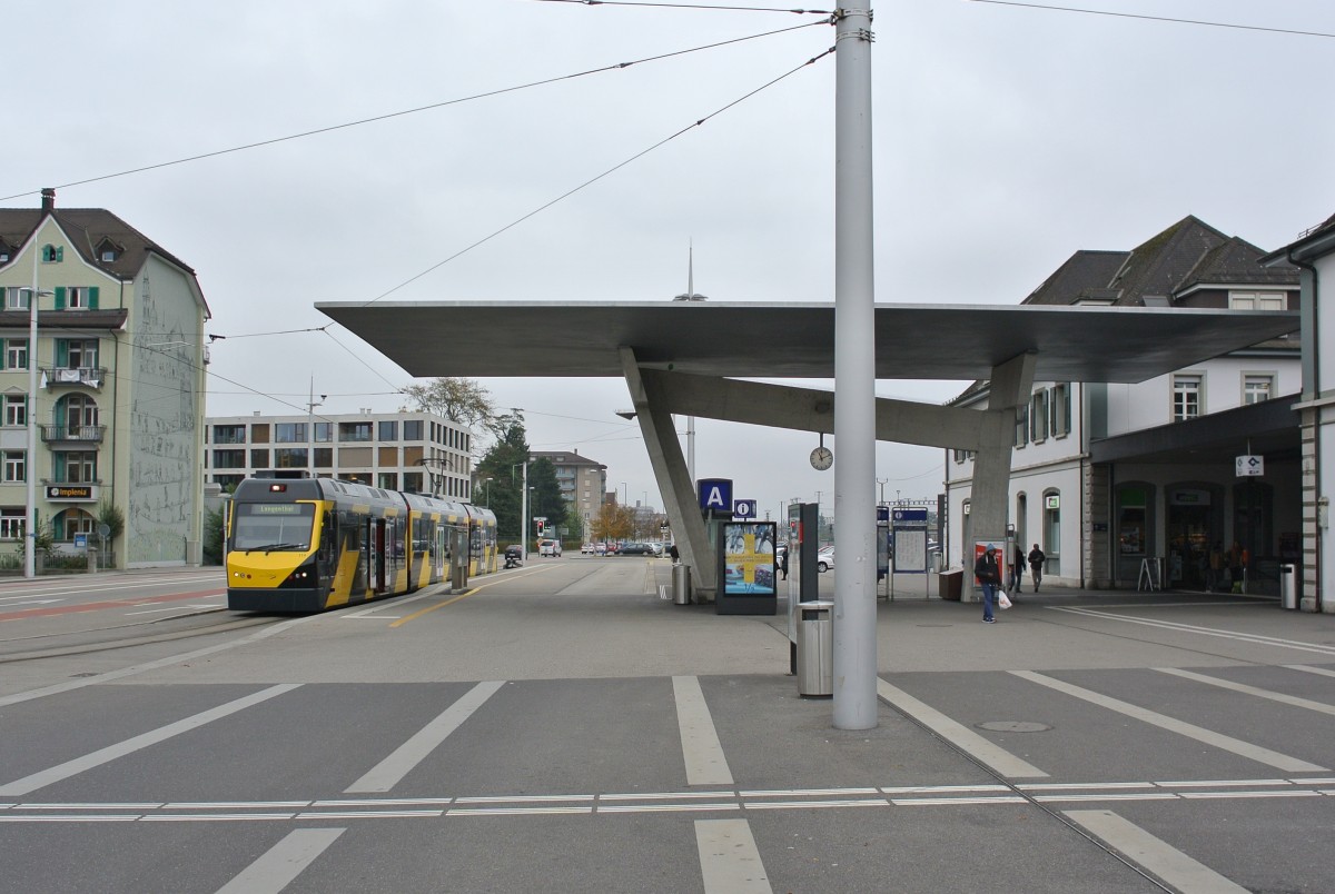 Be 4/8 114  STAR , Vollwerbung fr Basler Versicherung /Bloise Soba Bank auf dem Bahnhofplatz von Solothurn. Das spezielle Dach zwischen dem ASM Gleis und dem SBB Bahnhof stellt die Zahl 11 dar, die Zahl der Stadt Solothurn, 27.10.2014.