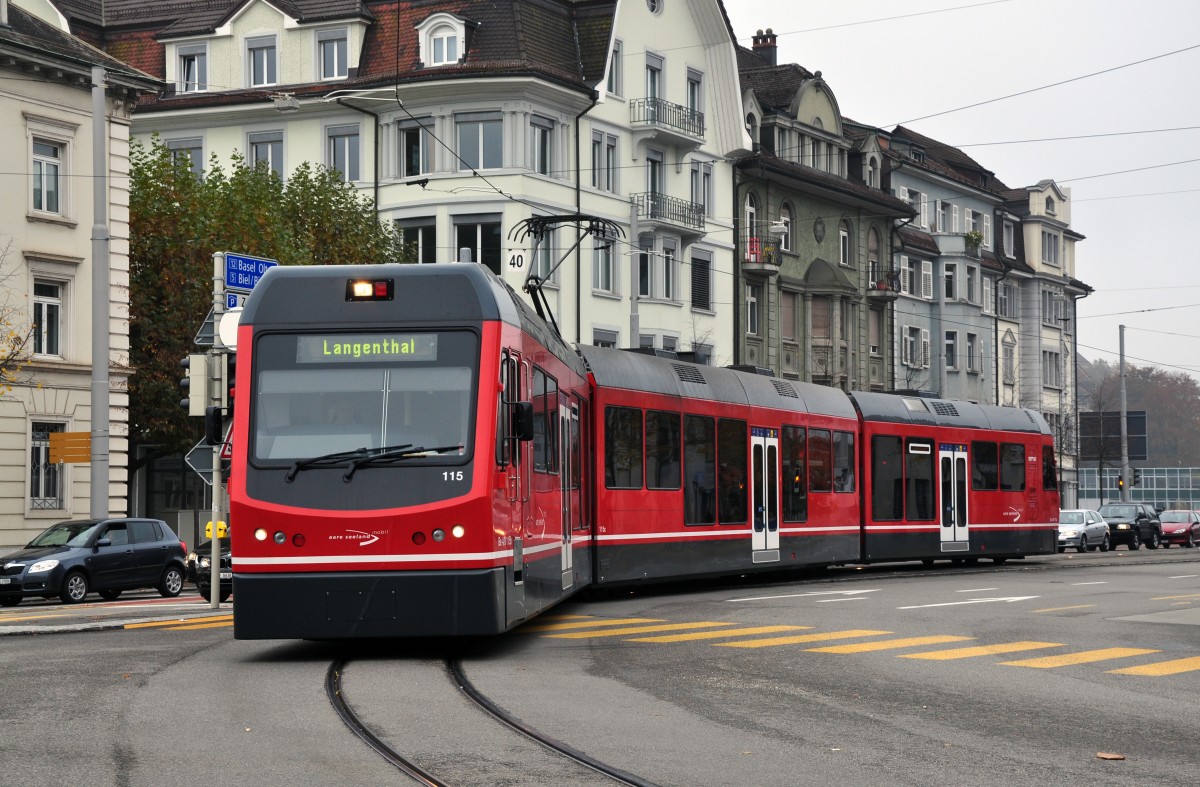 Be 4/8 115 fhrt am Bahnhof Solothurn ein. Die Aufnahme stammt vom 02.11.2011.