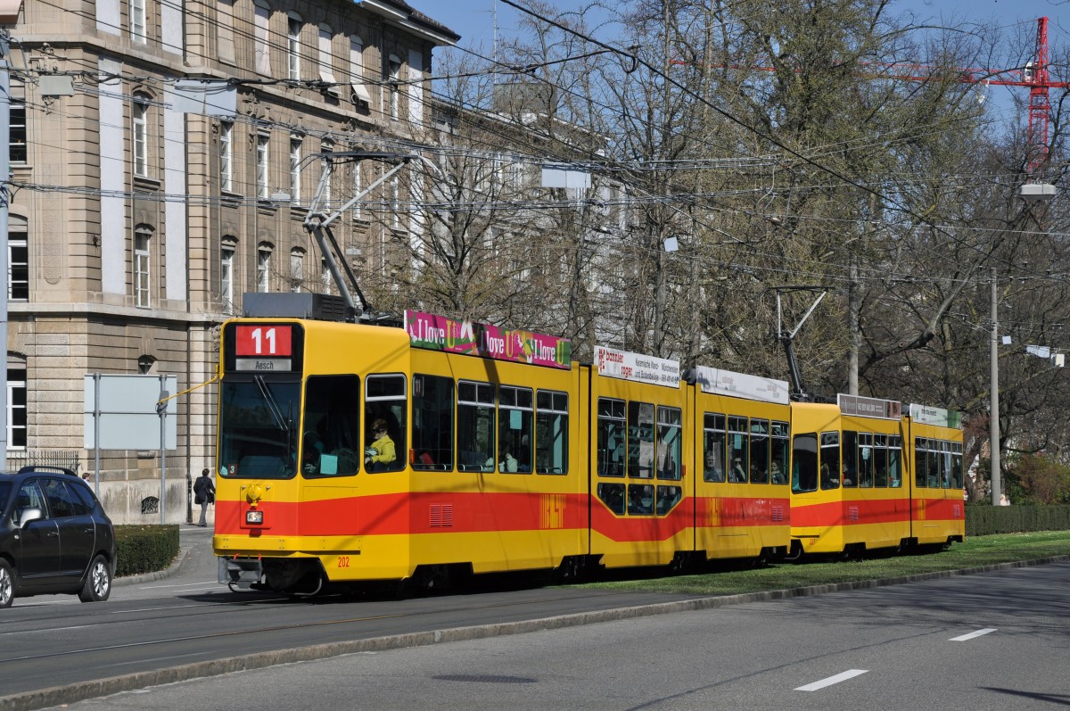 Be 4/8 202 und der Be 4/6 227 auf der Linie 11 kurz vor dem Bahnhof SBB. Die Aufnahme stammt vom 20.03.2014.