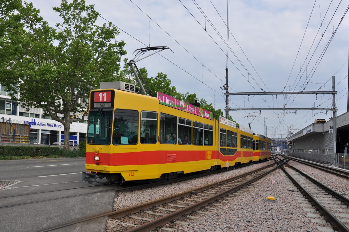 Be 4/8 202 zusammen mit dem Be 4/6 260 fahren auf der Linie 11 Richtung Haltestelle Ruchfeld. Die Aufnahme stammt vom 17.06.2014.