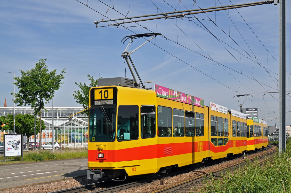 Be 4/8 202 zusammen mit dem Be 4/6 203 auf der Linie 10 fahren zur Haltestelle M-Parc. Die Aufnahme stammt vom 28.05.2015.