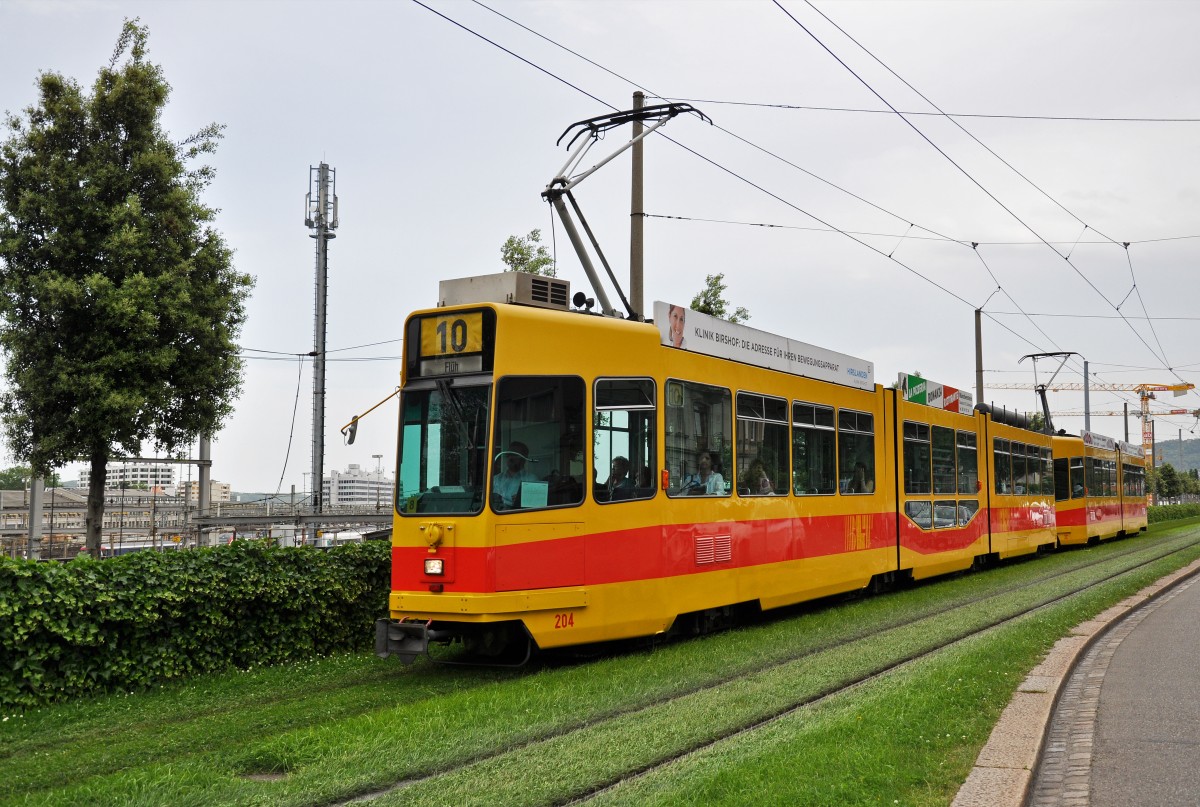 Be 4/8 204 und der Be 4/6 233 auf der Linie 10 kurz vor der Haltestelle Münchensteinerstrasse. Die Aufnahme stammt vom 22.05.2014.