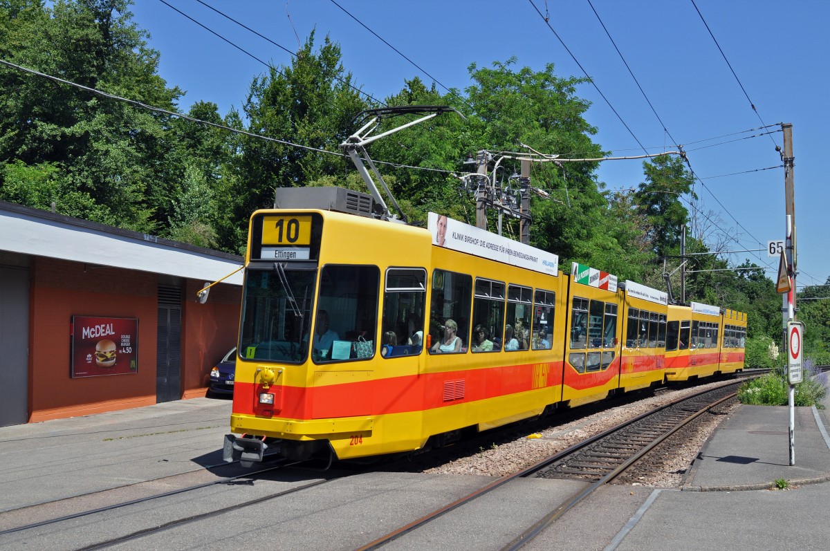 Be 4/8 204 zusammen mit dem Be 4/6 228 auf der Linie 10 fährt bei der Haltestelle Binningen Oberdorf ein. Die Aufnahme stammt vom 01.07.2015.