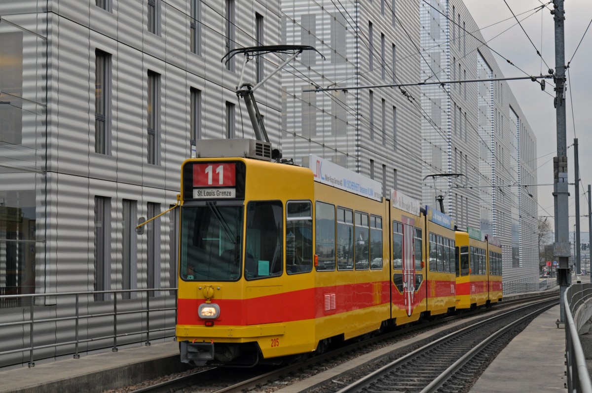 Be 4/8 205 zusammen mit dem Be 4/6 247 auf der Linie 11 fahren zur Haltestelle Peter Merian. Die Aufnahme stammt vom 06.02.2015.
