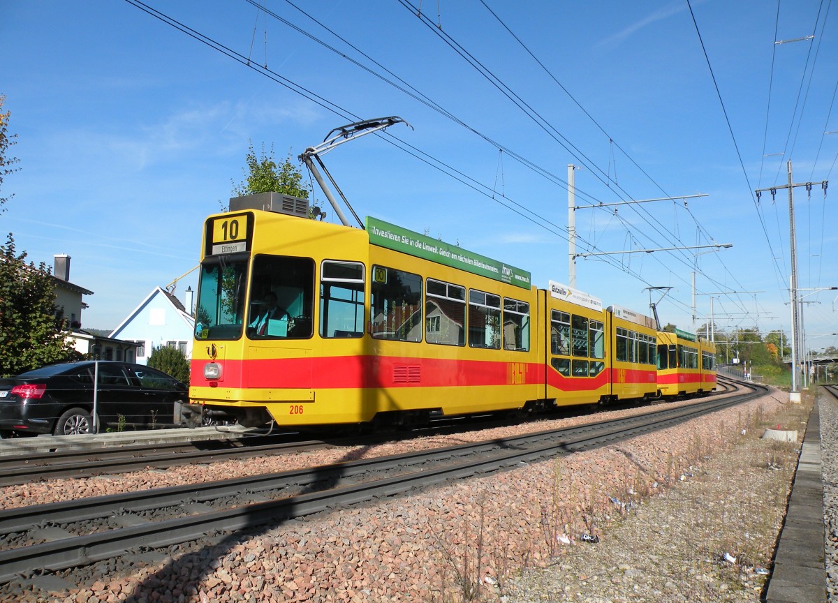 Be 4/8 206 und der Be 4/6 226 auf der Linie 10 kurz vor der Endhaltestelle in Dornach. Die Aufnahme stammt vom 18.10.2013.