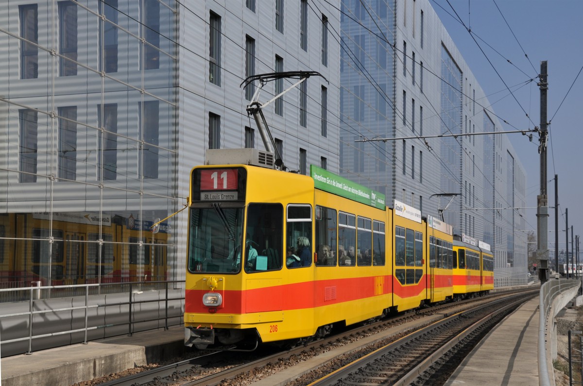 Be 4/8 206 und der Be 4/6 101 auf der Linie 11 kurz vor der Haltestelle Peter Merian. Die Aufnahme stammt vom 07.03.2014.