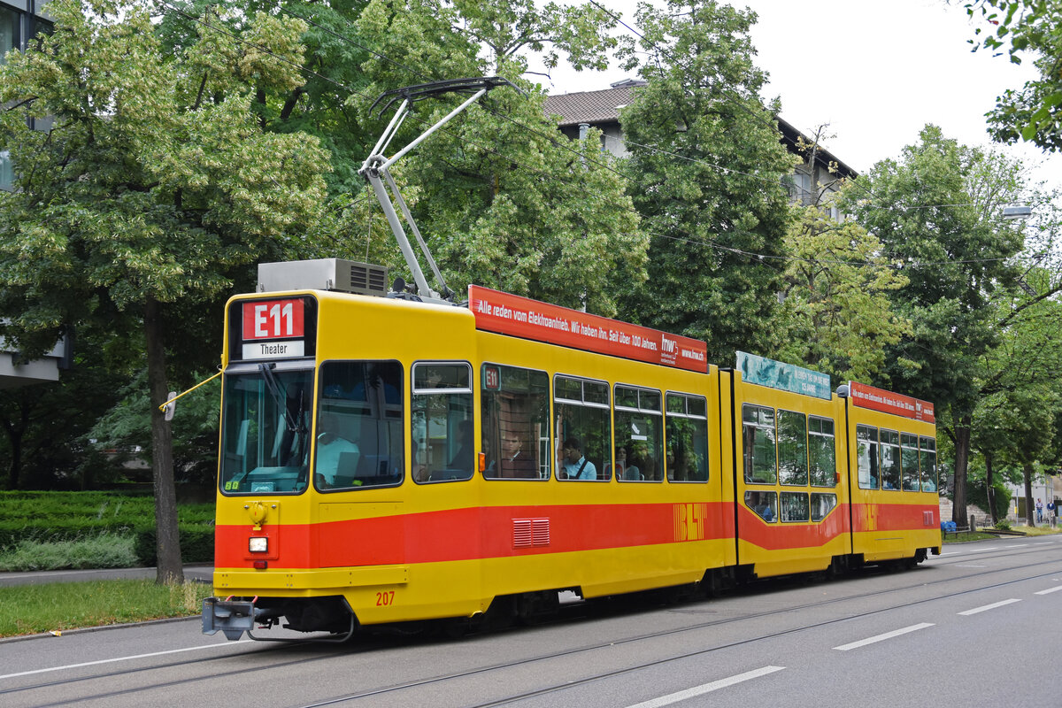 Be 4/8 207, auf der Linie E11, fährt zur Haltestelle am Aeschenplatz. Die Aufnahme stammt vom 28.06.2022.