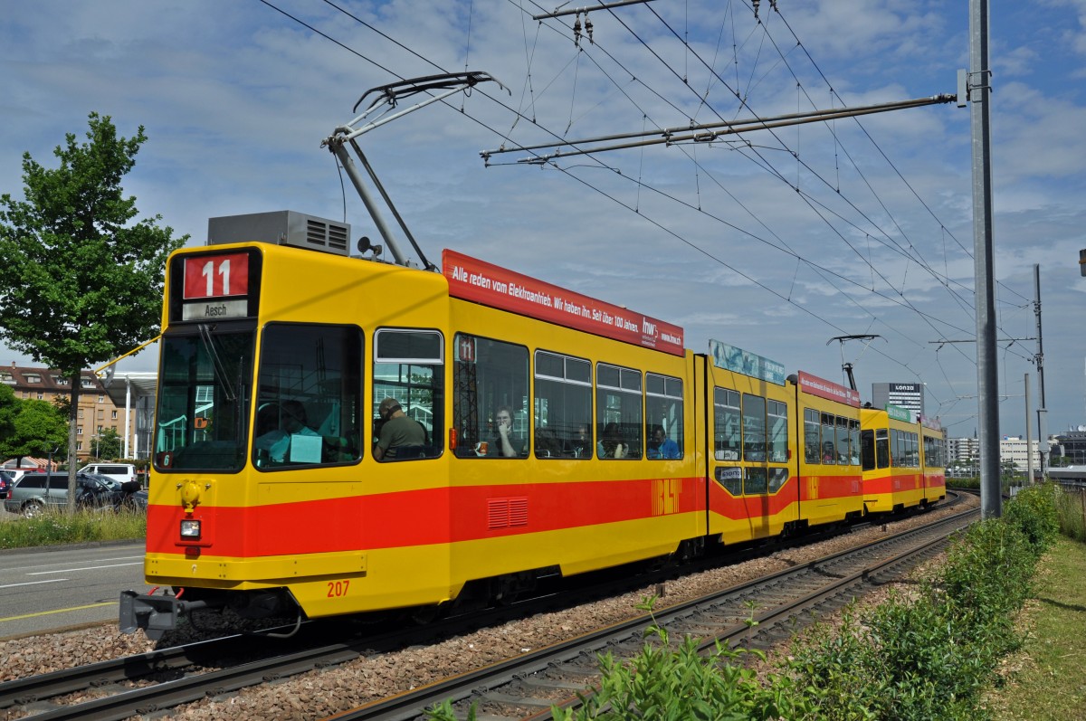 Be 4/8 207 und der Be 4/6 247 auf der Linie 11 kurz vor der Haltestelle M-Parc. Die Aufnahme stammt vom 21.05.2014.