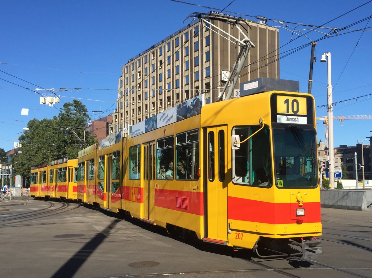 Be 4/8 207 und Be 4/6 263 unterwegs auf der Linie 10 am Bahnhof SBB. Die Aufnahme stammt vom 23.08.2016