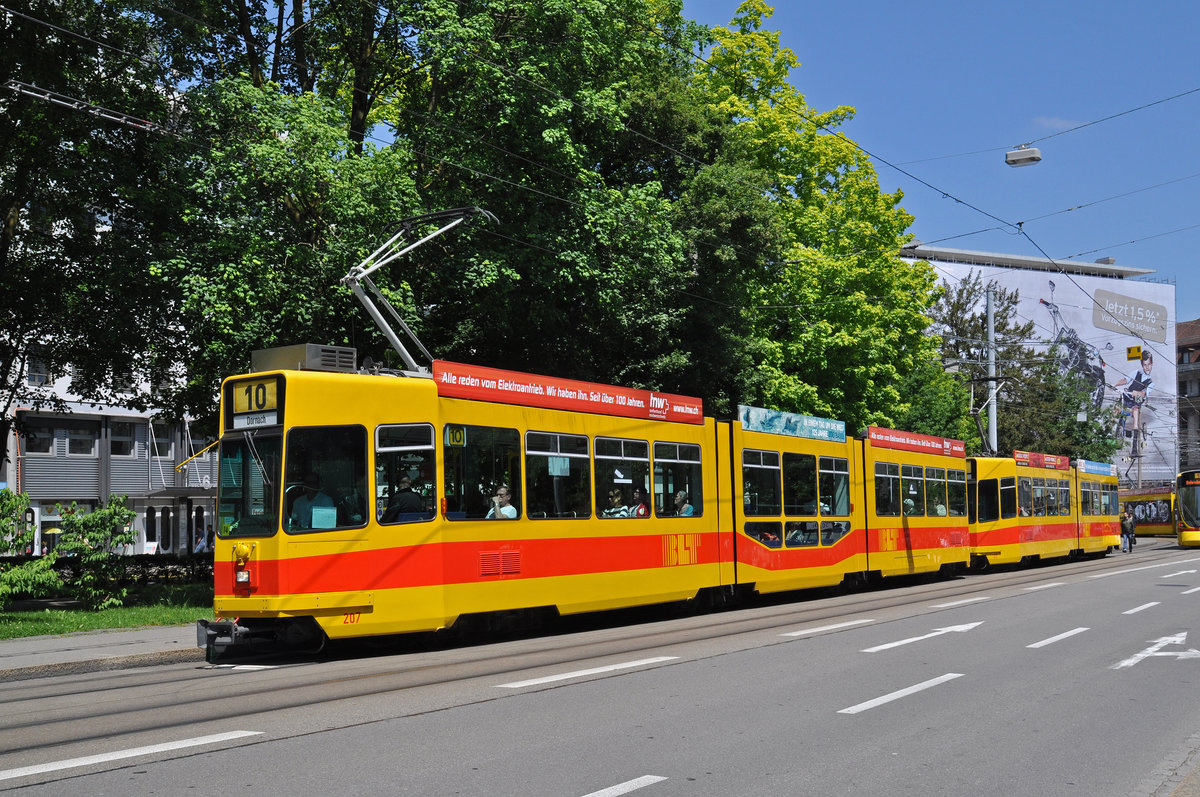 Be 4/8 207 zusammen mit dem Be 4/6 217, auf der Linie 10, bedient die Haltestelle am Aeschenplatz. Die Aufnahme stammt vom 25.05.2016.