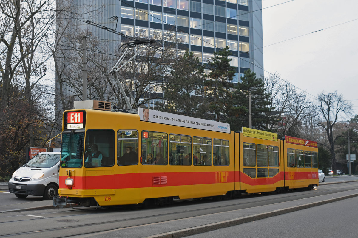 Be 4/8 209, auf der Linie 11E, bedient die Haltestelle Grosspeterstrasse. Die Aufnahme stammt vom 05.12.2018.