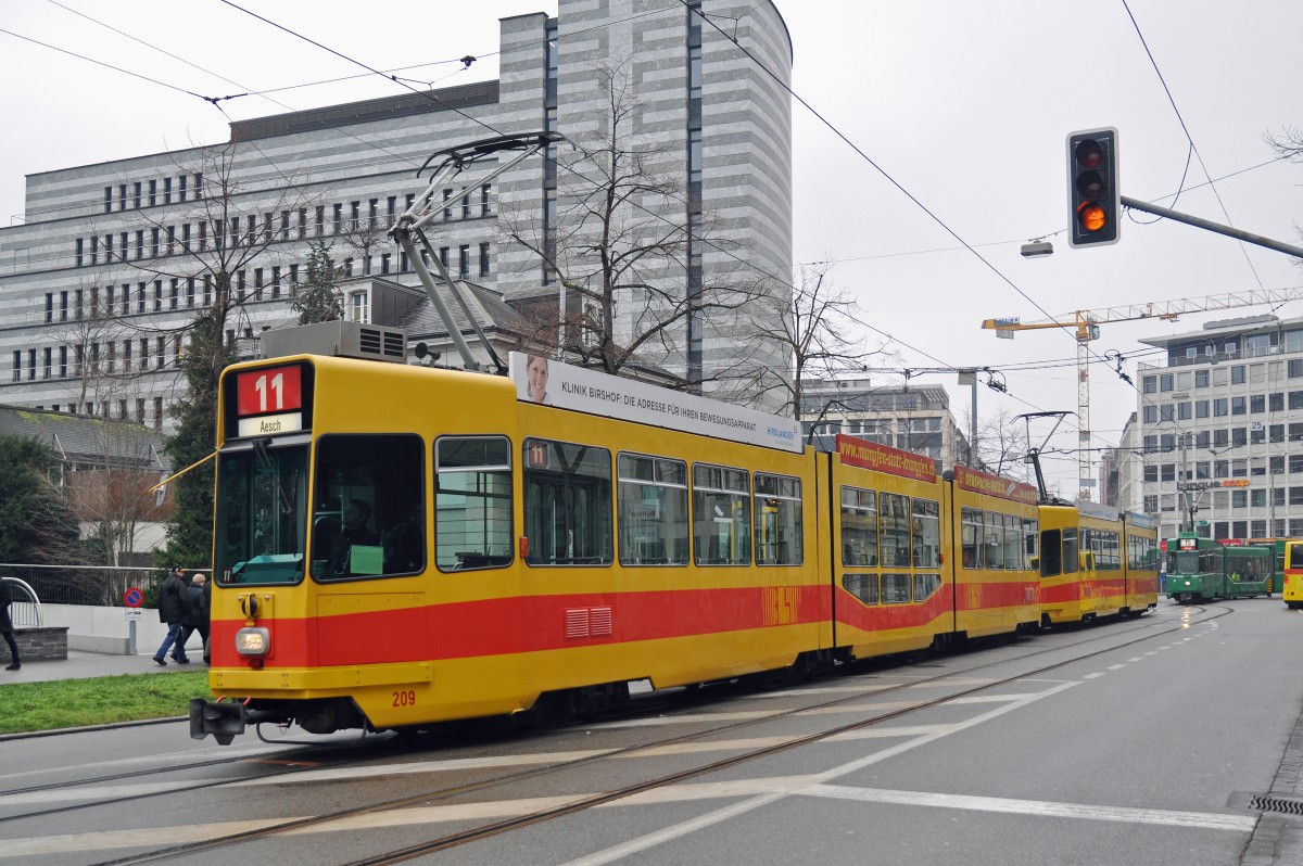 Be 4/8 209 zusammen mit dem Be 4/6 205, auf der Linie 11 bedienen die Provisorische Haltestelle am Aeschenplatz. Die Aufnahme stammt vom Fasnachtsmittwoch 17.02.2016.