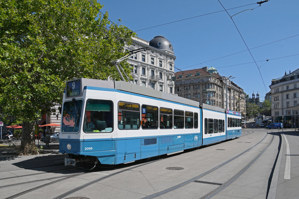 Be 4/8 2099, auf der Linie 9, bedient am 24.07.2026 die Haltestelle Bellevue. Aufnahme Z�rich.