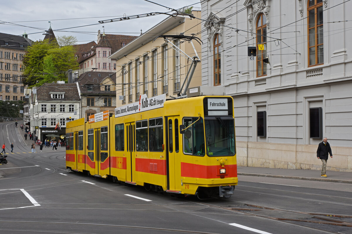 Be 4/8 210 fährt am 29.04.2024 mit der Fahrschule den Steinenberg hoch zur Haltestelle Bankverein.