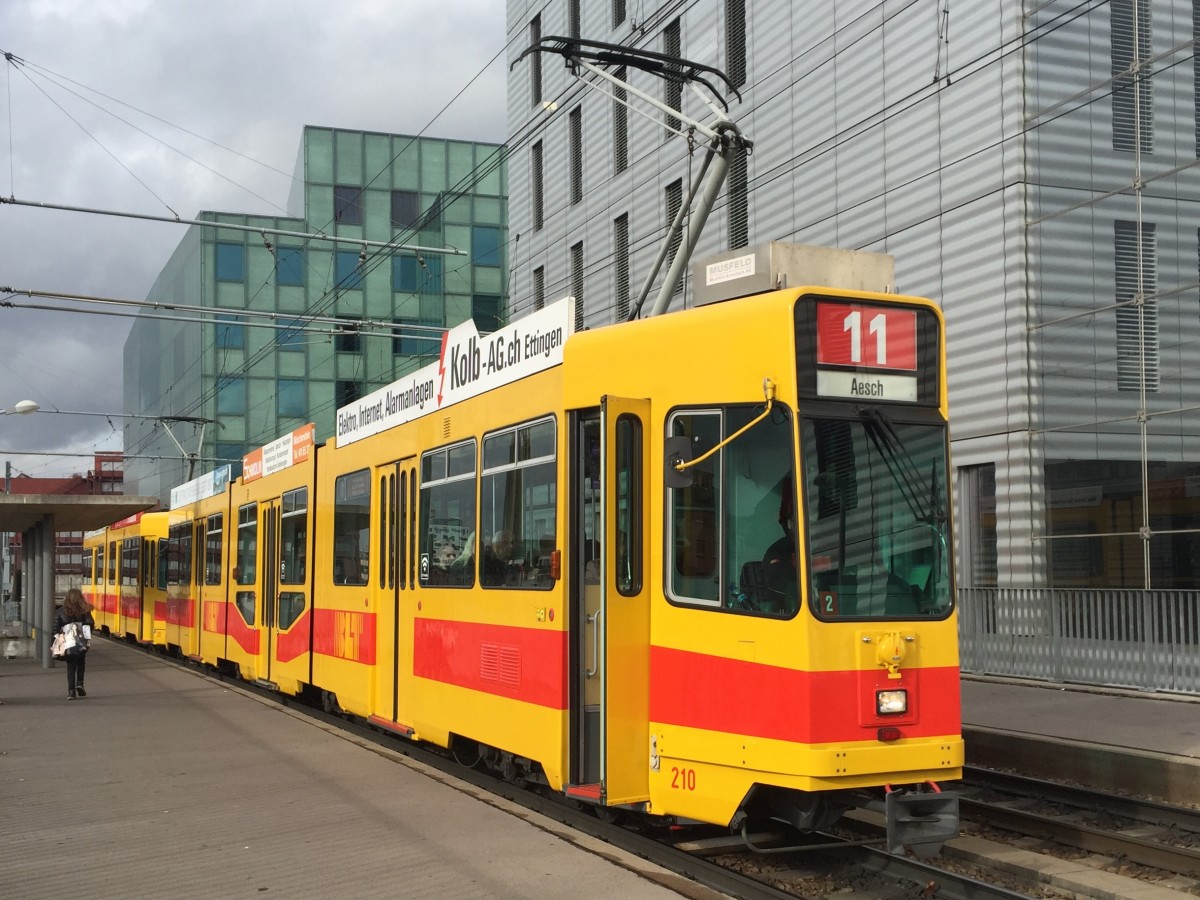 Be 4/8 210 unterwegs auf der Linie 11 am Peter Merian, 14.11.2015