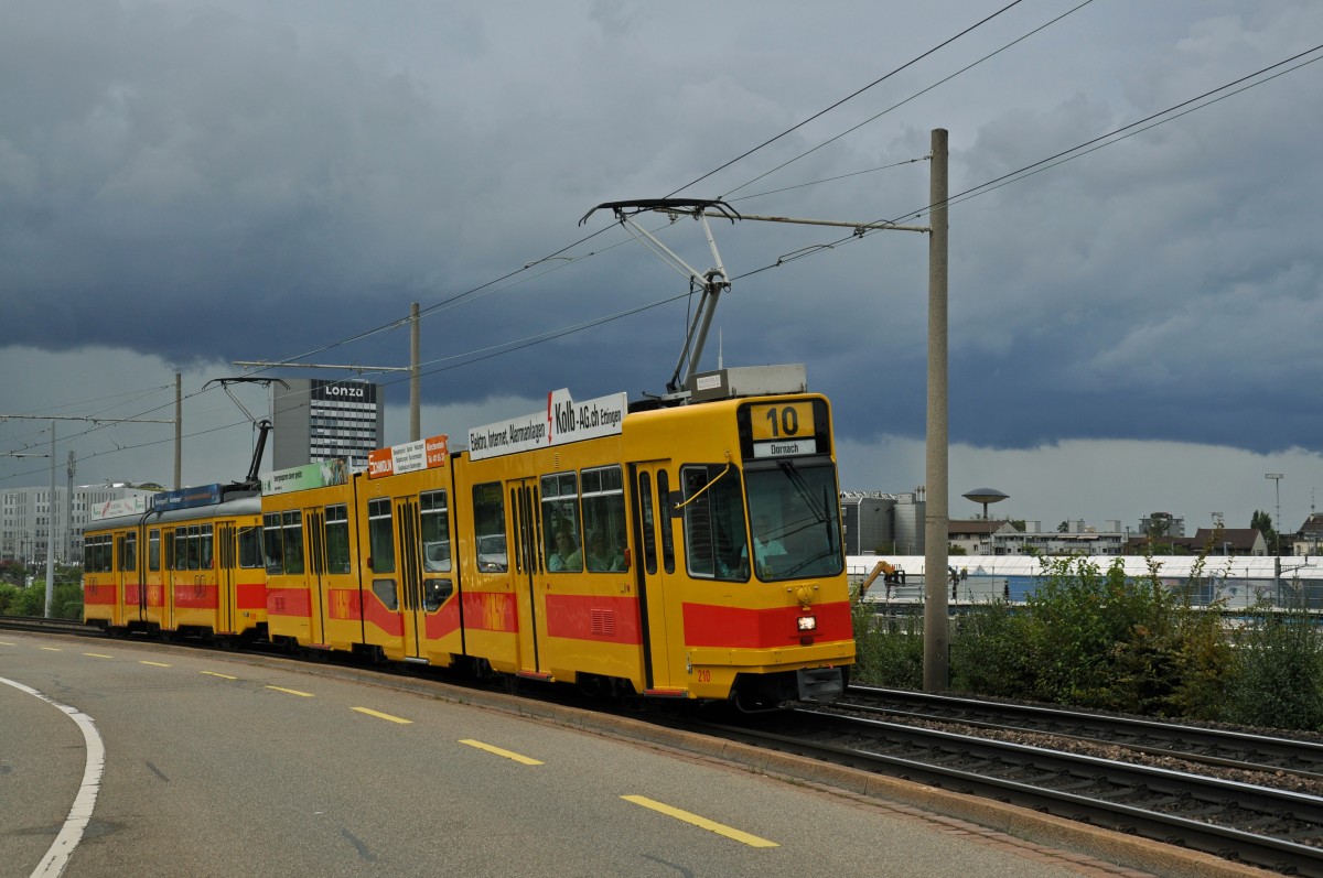 Be 4/8 210 zusammen mit dem Be 4/6 109 auf der Linie 10 fahren Zur Haltestelle M-Parc. Die Aufnahme stammt vom 14.08.2014.