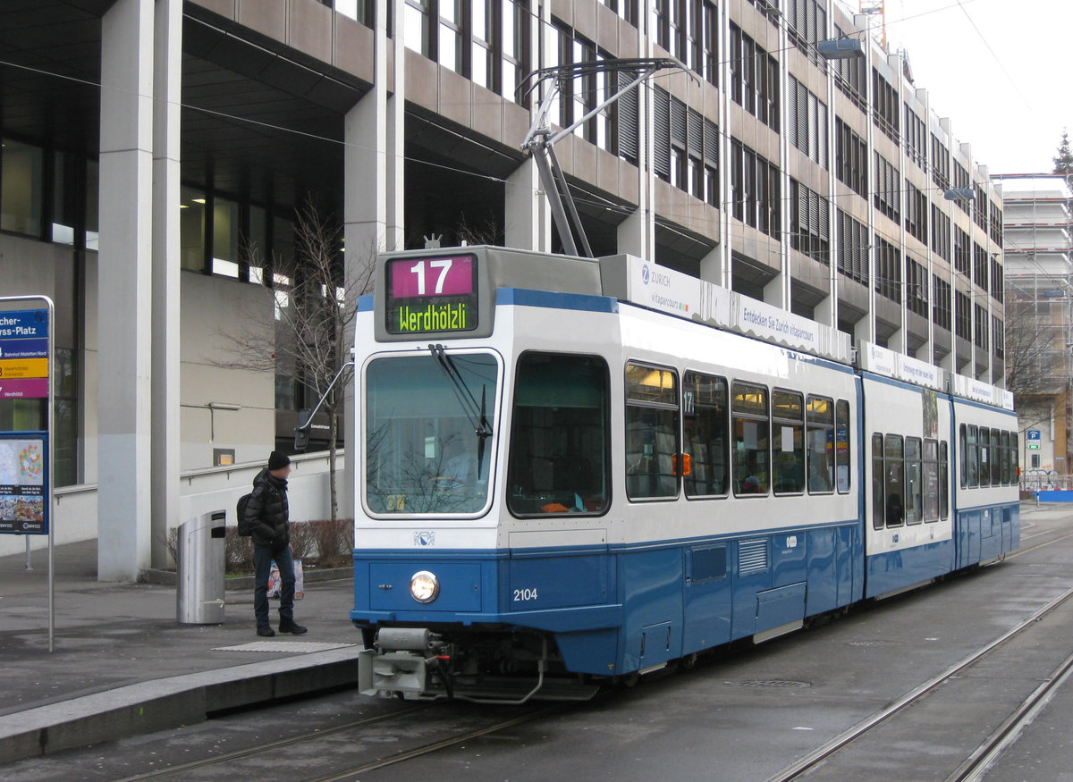 Be 4/8 2104 beim Escher-Wyss-Platz am 20.01.2012. Der Streckenabschnitt Escher-Wyss-Platz – Werdhölzli hat eine bewegte jüngere Geschichte hinter sich: Bis zum Fahrplanwechsel 2011 verkehrte hier die Linie 4. Dann übernahm diese den damals neu eröffneten Abschnitt Escher-Wyss-Platz – Bhf. Altstetten Nord (Tram Züri West). Als Ersatz wurde die hier zu sehende Linie 17 geschaffen. Diese wiederum ist seit dem 25. November 2019 wegen Fahrzeugmangels eingestellt, da sich die Lieferung der neuen Flexitys verzögert. Seither verkehrt an ihrer Stelle die Line 6 nach Werdhölzli.