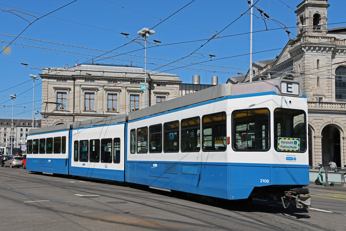 Be 4/8 2106 fährt am 12.04.2024 mit der Fahrschule zur Haltestelle beim Bahnhofplatz in Zürich.