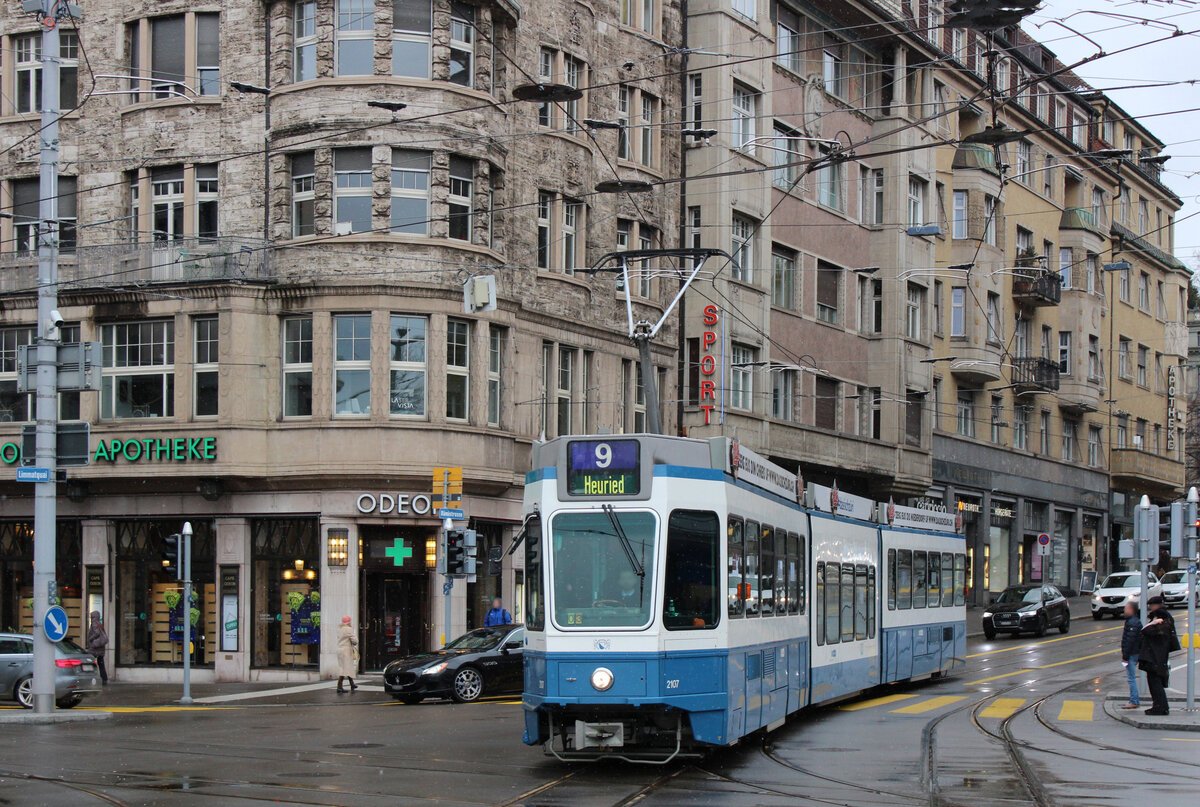 Be 4/8 2107 vor dem Bellevue am 14.01.2017. Sänften sind auf der Linie 9 die Ausnahme, hier werden vor Allem Ponyzüge und Cobras eingesetzt.
