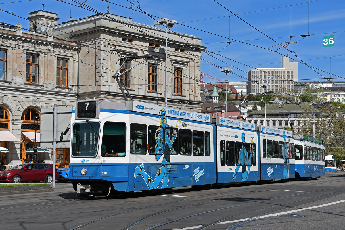 Be 4/8 2111 mit der Werbung  Sicher unterwegs  zusammen mit dem Be 2/4 2434, auf der Linie 7, fährt am 12.04.2024 zur Haltestelle beim Bahnhof Zürich.