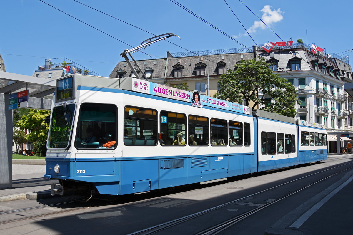 Be 4/8 2113, auf der Linie 14, bedient die Haltestelle Stauffacher. Die Aufnahme stammt vom 05.7.2019.